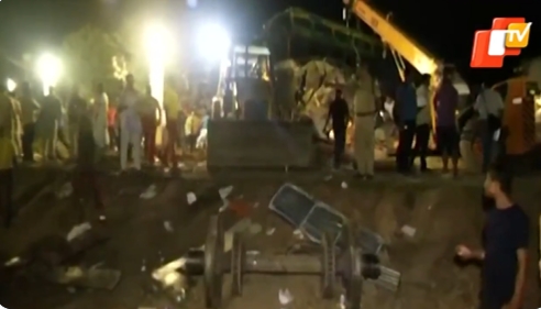 印度東部奧里薩邦(Odisha)發生多列火車相撞死傷慘重。 圖/翻攝自OTV推特影片