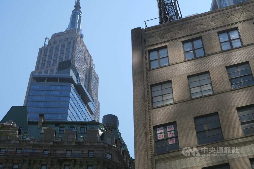 紐約六四紀念館2日在鄰近地標帝國大廈的一棟辦公大廈4樓開幕，窗戶貼有顯眼的「六四紀念館」字樣。 圖/中央社