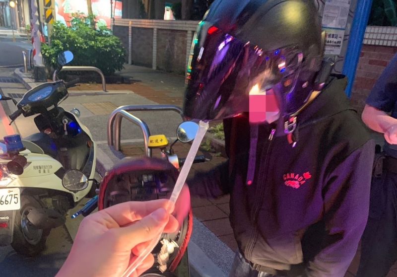 ▲板橋24歲戴姓男子，被警查獲藏有三級毒品愷他命1包、毒咖啡包7包，訊後被依法送辦。（圖／翻攝畫面）