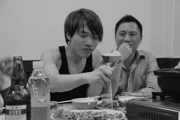 清大碩士徐豪謙曾（左）和知名中國民運人士王丹（右）。 圖：翻攝徐豪謙臉書