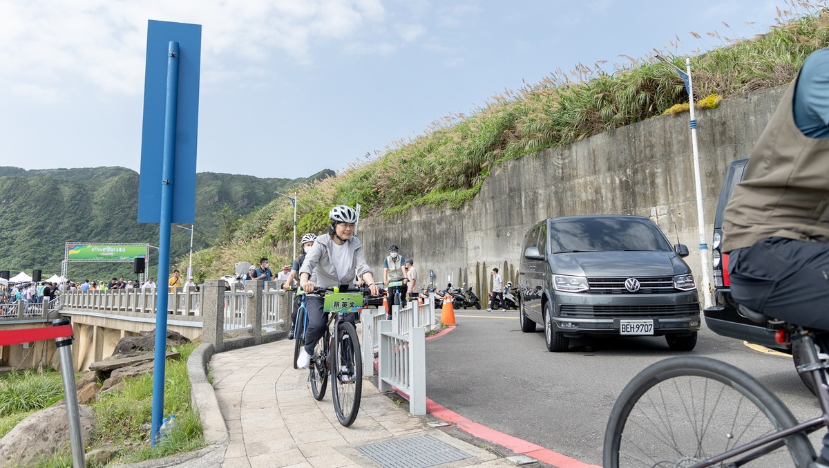 總統蔡英文3日上午前往基隆出席「2023世界自行車日全台環騎活動」 圖：總統府提供