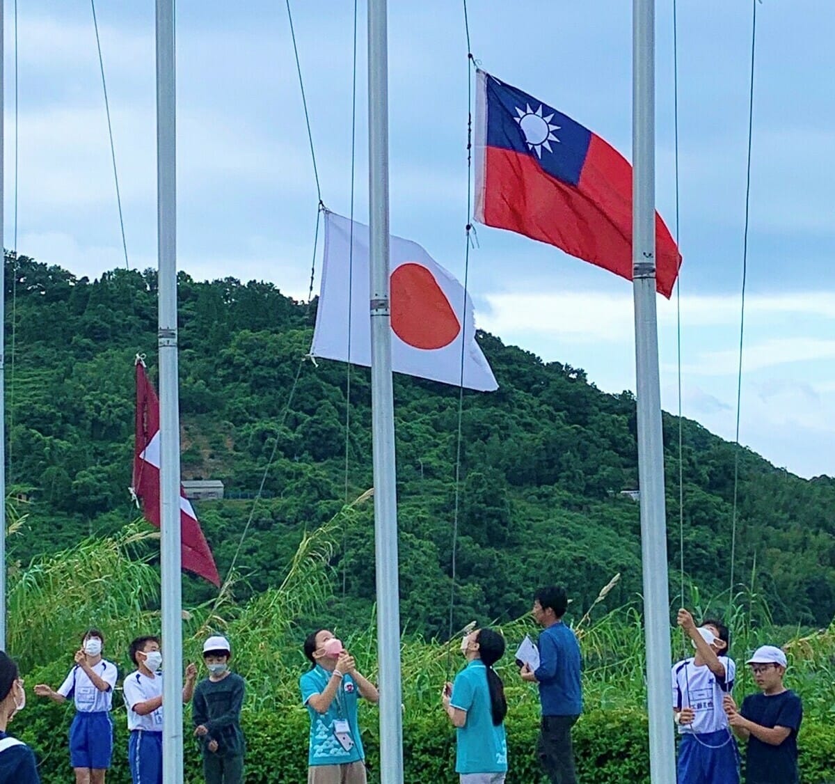 高雄市偏鄉小校與日校一起升國旗。 圖：高雄市興達國小提供