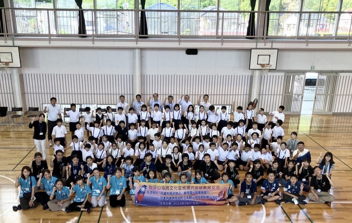 台日學生相見歡並合影留念。 圖：高雄市興達國小提供