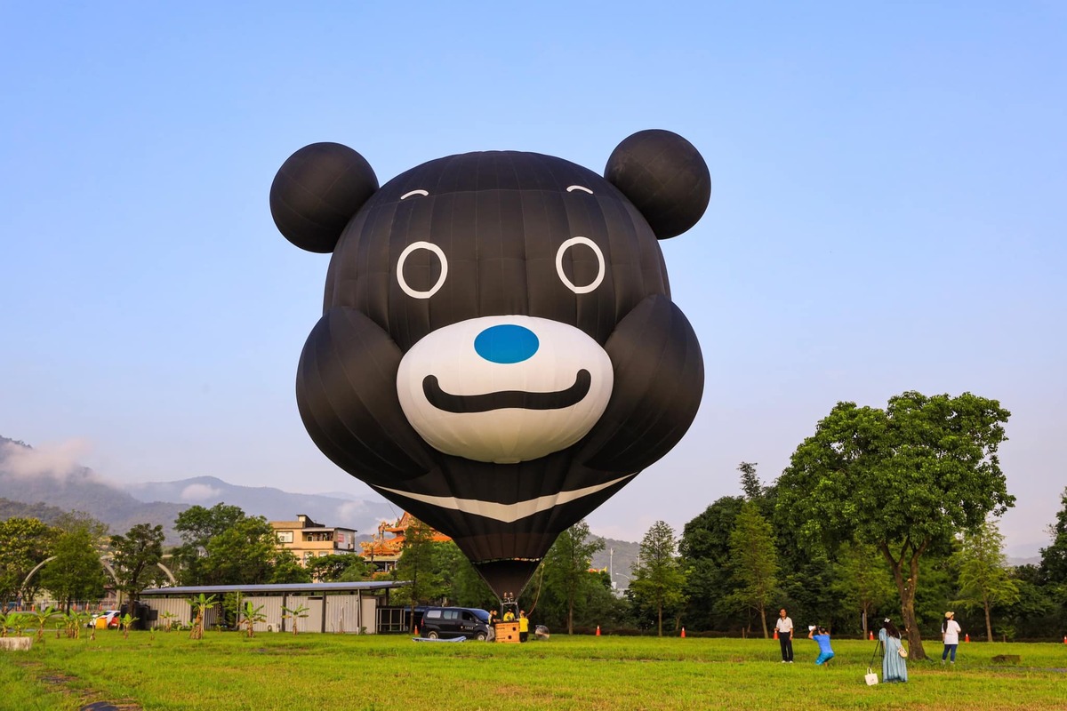 今年延續去年，邀請交通部觀光局「oh熊組長」造型氣球，此外首度邀請台北市「熊讚」造型氣球。 圖：取自幸福冬山臉書