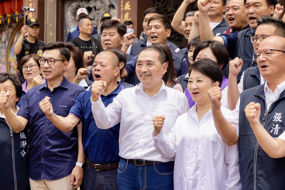 國民黨總統參選人侯友宜3日上午赴台中清水區紫雲巖參拜，台中市長盧秀燕也陪同， 圖：國民黨提供