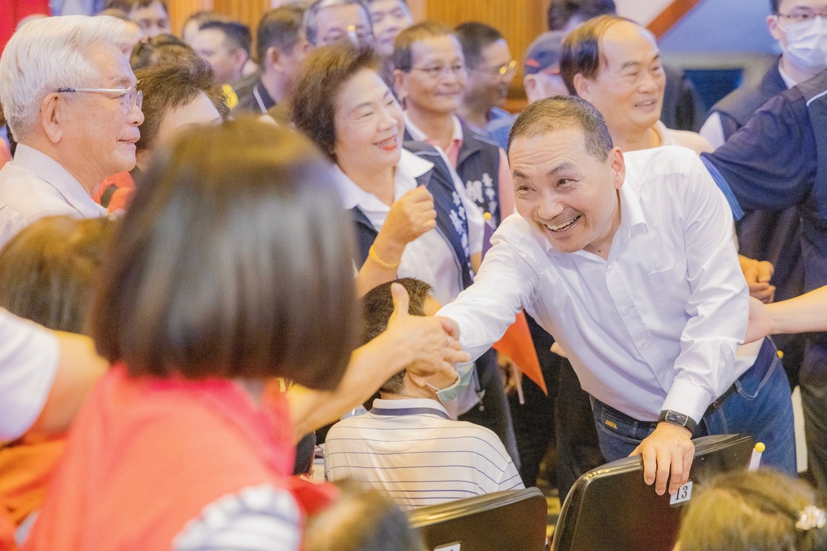 國民黨總統參選人侯友宜3日上午赴台中清水區紫雲巖參拜 圖：國民黨提供
