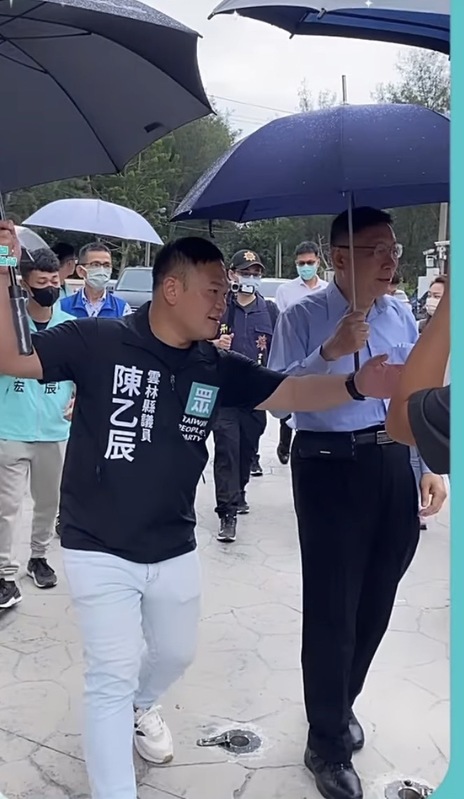 柯文哲今日前往雲林縣四湖鄉響應「國家海洋日」，當被媒體問到他對於民眾黨去年爆性騷案的看法，柯嘆了一口氣，未多做回應。 圖：擷取自Instagram＠chen.yichen