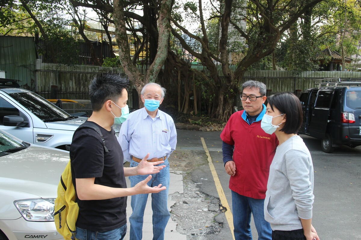 訓練師孫英軒與動保處長楊淑方（右一）、獸醫師李建沛（右二）洽談訓犬合作。 圖：新北市動保處提供