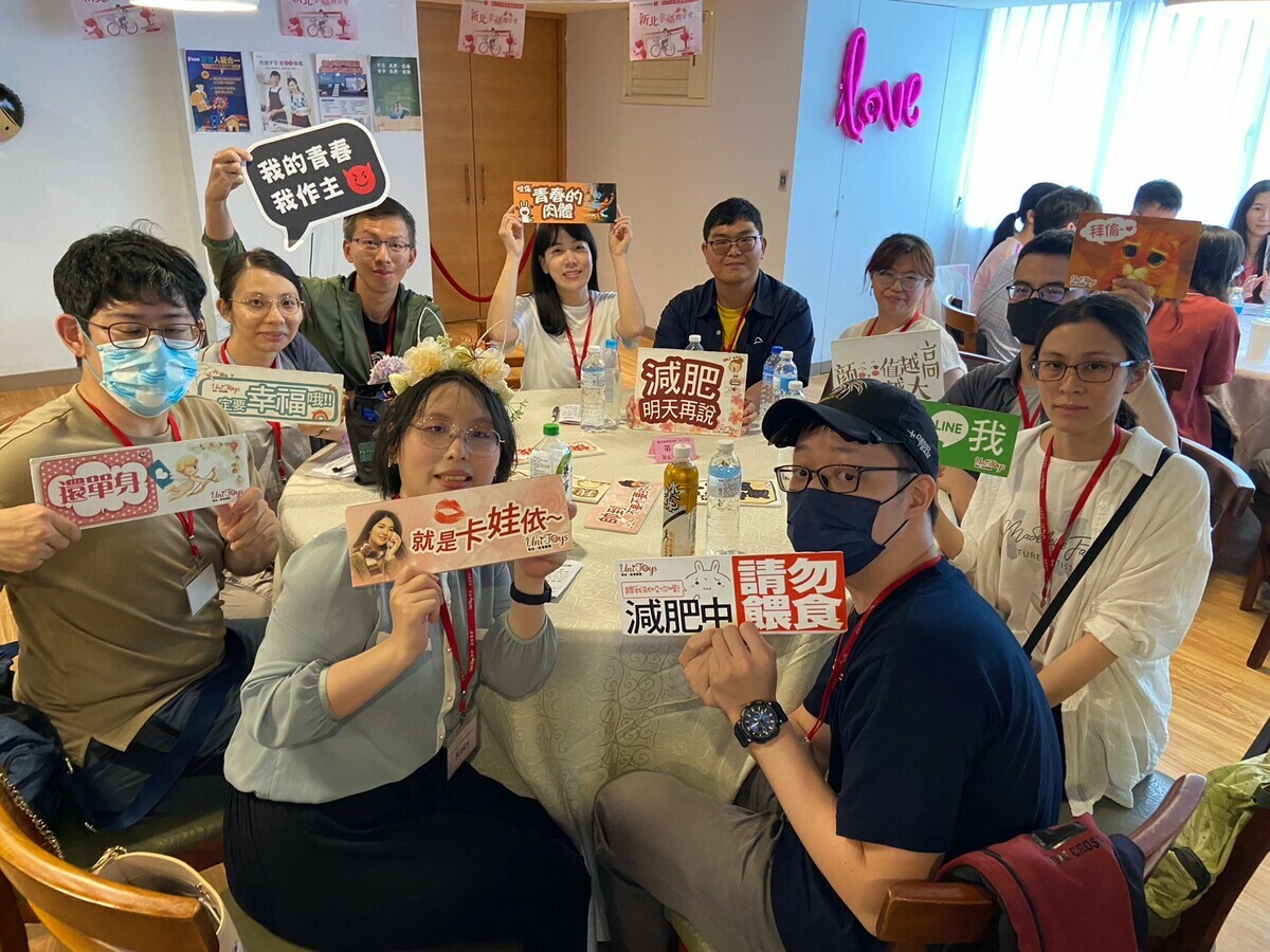透過互動遊戲及換桌交流時光，讓單身男女們分享彼此價值觀。 圖：新北市民政局提供
