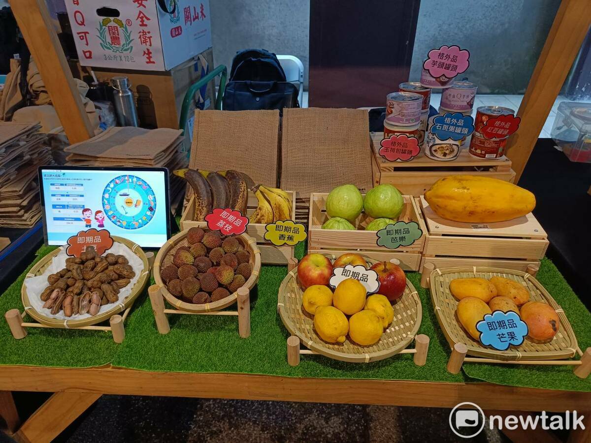 現場攤位展示的格外品。 唐復年/攝