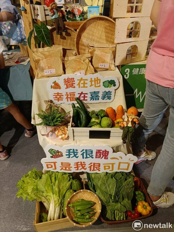 現場攤位展示的格外品，強調外表雖醜但營養成分不減。 唐復年/攝