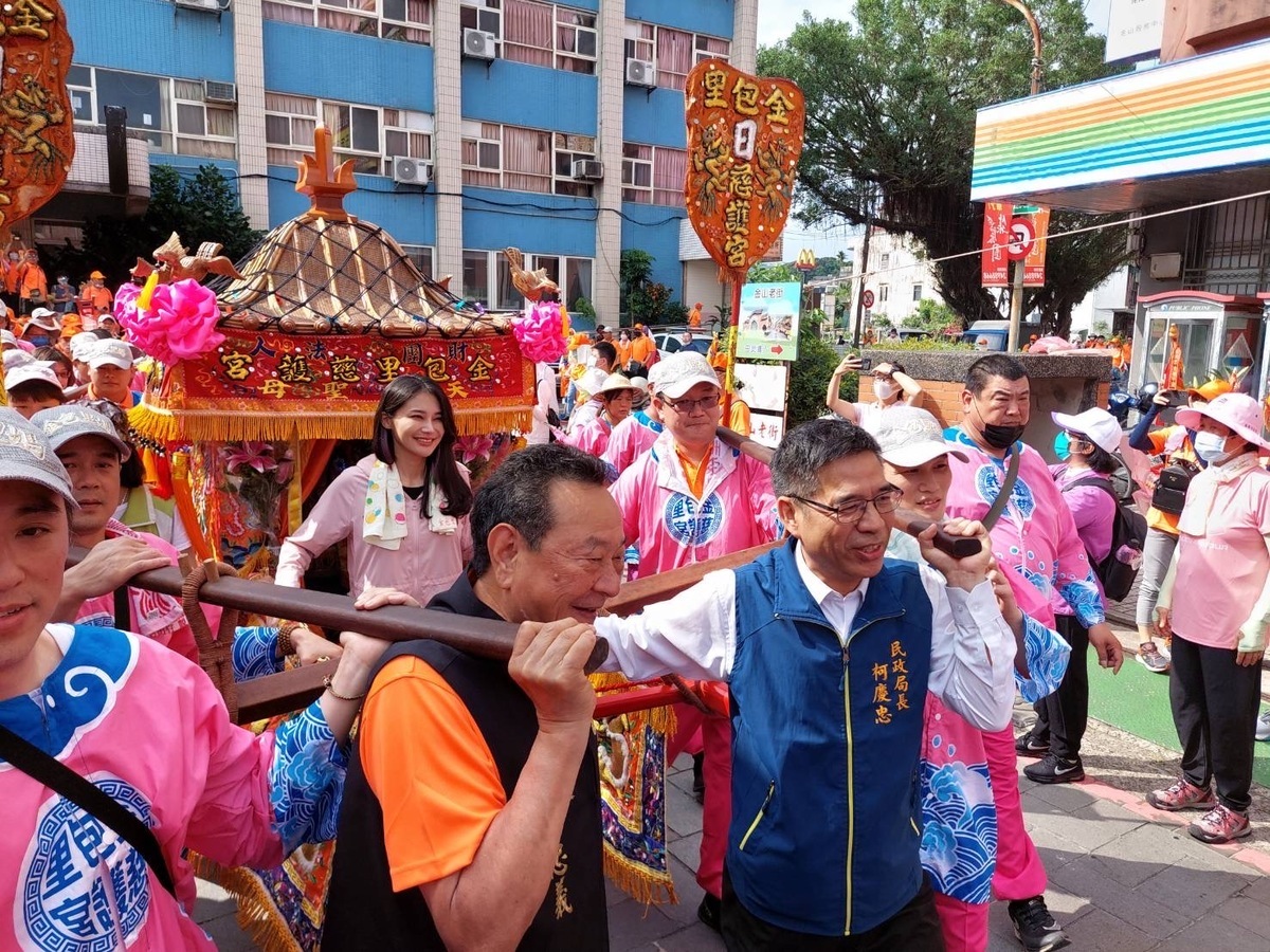 金包里二媽回野柳媽祖洞祭典起駕後出發遶境。 圖：金山區公所提供