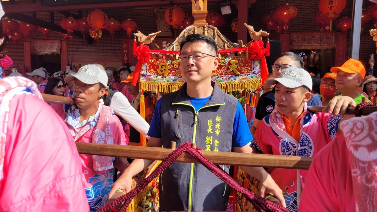 金山區長劉昌松扶轎起駕。 圖：金山區公所提供