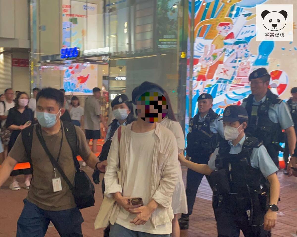 今六四事件三十四周年前夕，傳有香港民眾於銅鑼灣被帶上警車，據傳其中被拘捕的市民，有的手持白花，有的在被帶上警車時，一直高聲呼喊口號。 圖：翻攝自香港時事臉書