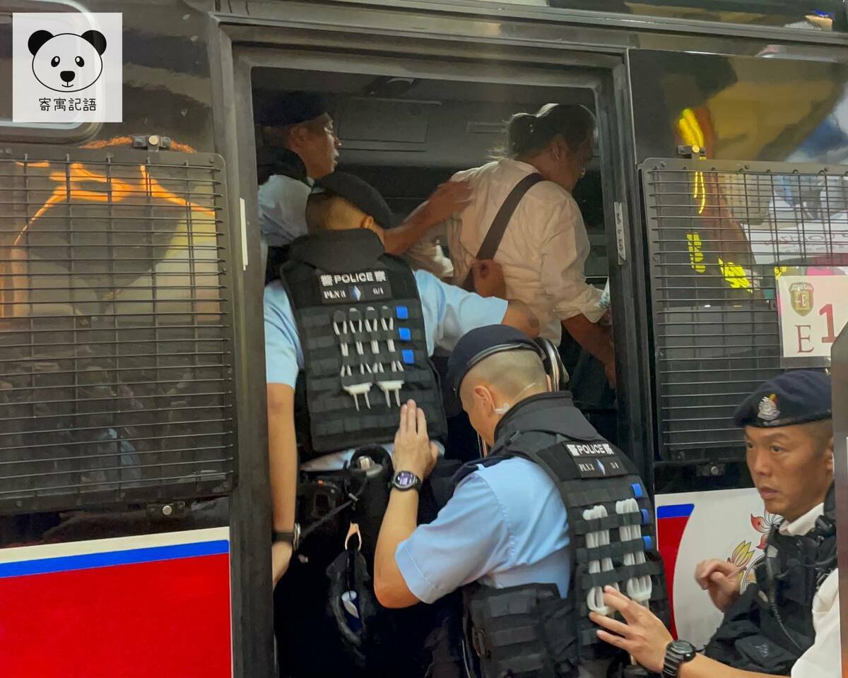 今六四事件三十四周年前夕，傳有香港民眾於銅鑼灣被帶上警車，據傳其中被拘捕的市民，有的手持白花，有的在被帶上警車時，一直高聲呼喊口號。 圖：翻攝自香港時事臉書