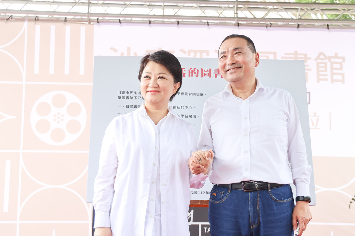 侯友宜與盧秀燕一同出席「沙鹿深波圖書館閱讀空間改造啟用典禮」攜手推動城市閱讀，提升全民閱讀素養。 圖：新北市新聞局提供