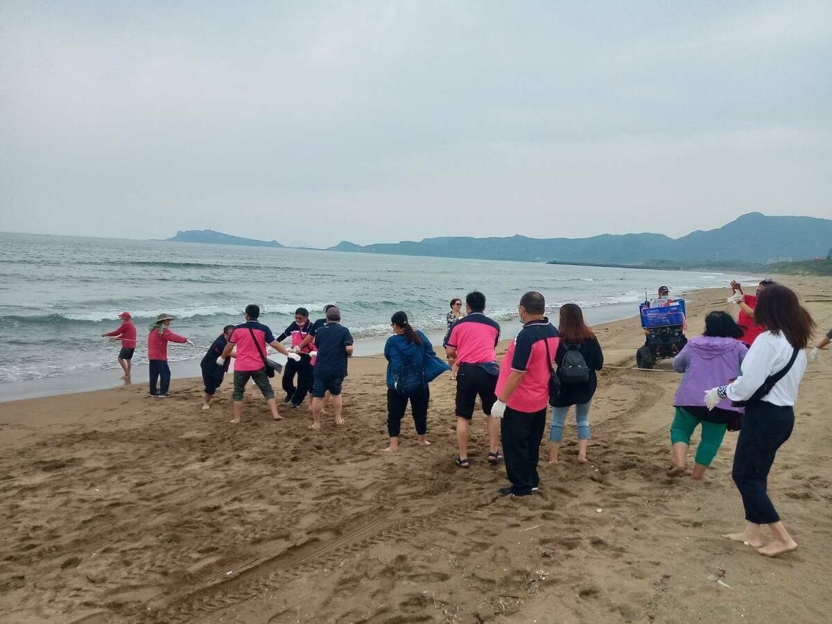 眾人合力在海浪拍擊下將漁獲拉上岸。 圖：新北市文化局提供