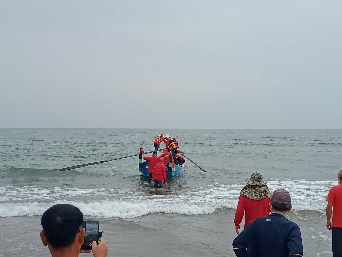 舢舨出海將漁網撒入海裡。 圖：新北市文化局提供