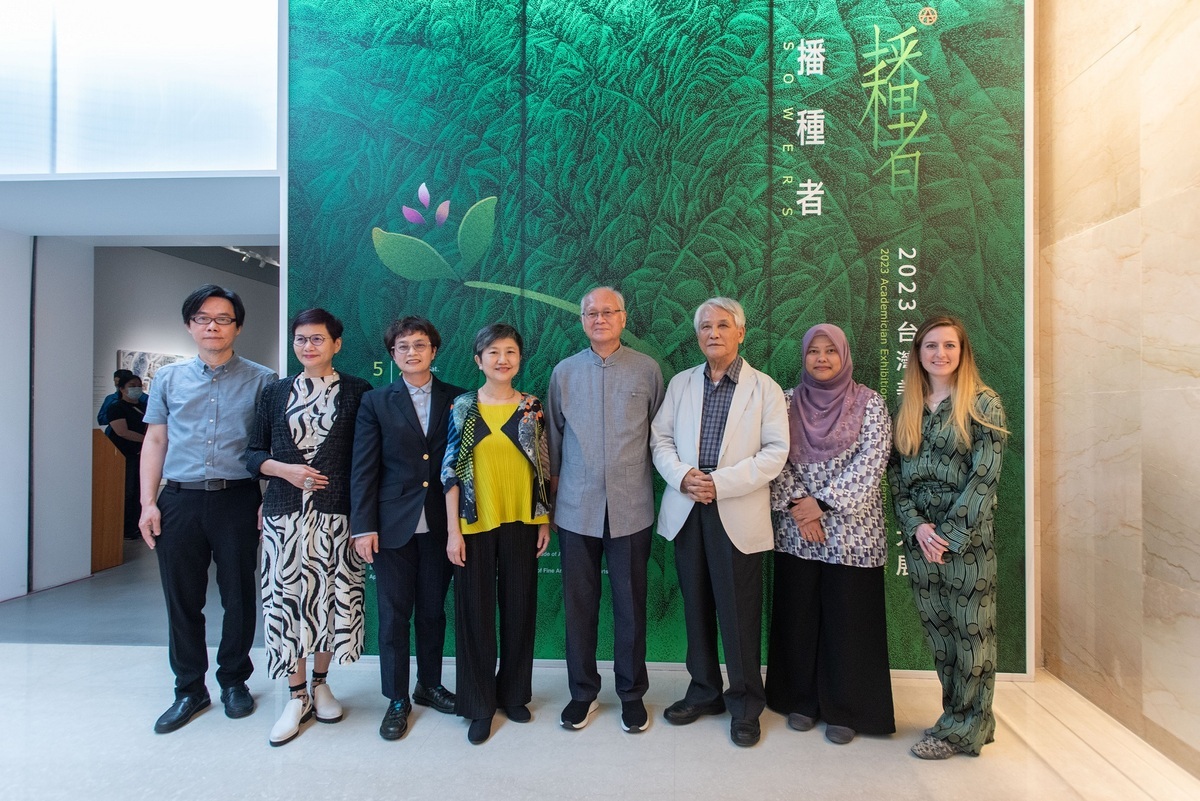李玉玲(左四)、廖修平(右四)出席高美館《播種者》展覽開幕、 圖：高雄市立美術館提供