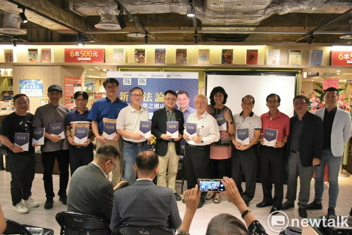 各界來賓為廖義銘出書站台。 圖：孫家銘攝