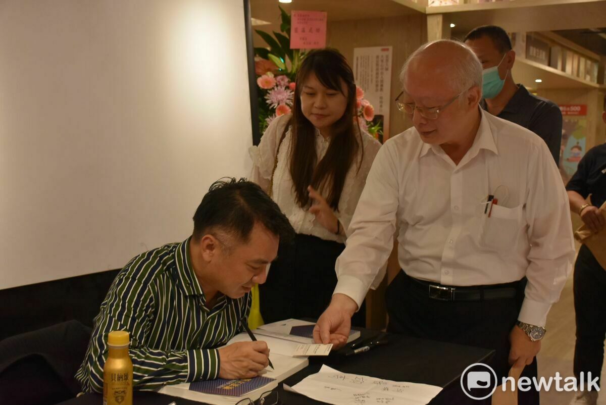 高市衛生局長黃志中(右)也參加簽書會。 圖：孫家銘攝