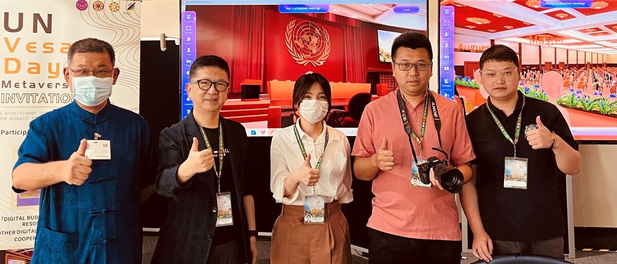 宓雄（左二）與網龍網絡公司數字佛教研究院團隊。 圖：孫家銘翻攝