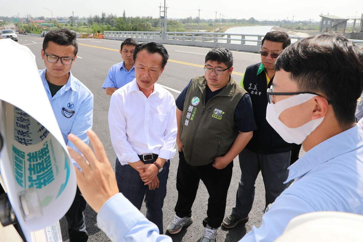 嘉義縣連接東石與布袋之間的臥龍橋，可望於12日通車，縣長翁章梁、立委蔡易餘4日前往視察。 圖：嘉義縣政府/提供