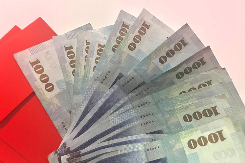 ▲不少人都曾收到親友寄來紅色炸彈「喜帖」，但該包多少禮金一直都是十分困難的一道檻！ 圖：nownews提供