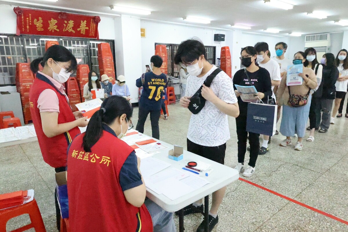 新莊地藏庵為方便得獎學生領獎或家長代為領取，今天採現場隨到即領方式發放獎助學金。 圖：新莊區公所提供