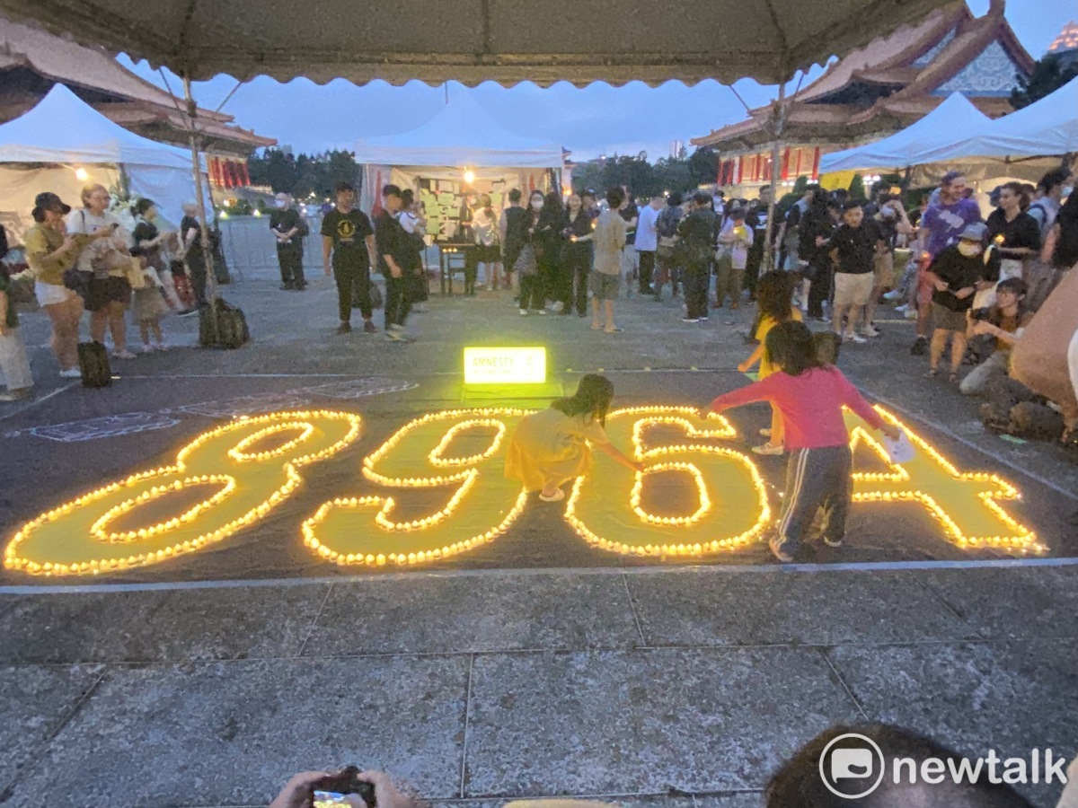 華人民主書院協會等多個公民團體今晚於中正紀念堂舉行「六四34週年紀念晚會」。 圖：周煊惠 / 攝