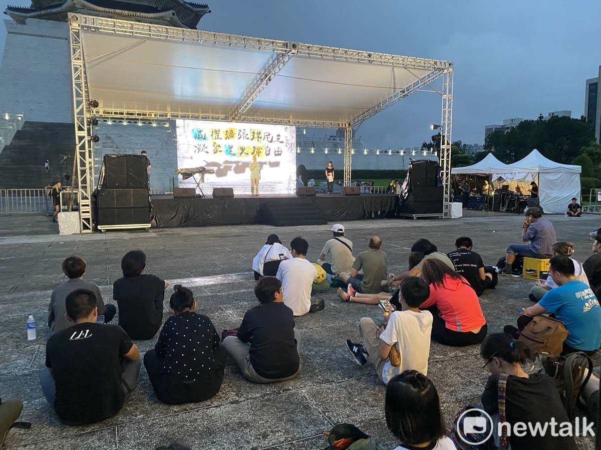 華人民主書院協會等多個公民團體今晚於中正紀念堂舉行「六四34週年紀念晚會」，許多民眾席地而坐聆聽演說。 圖：周煊惠 / 攝