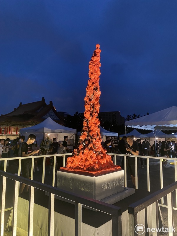 丹麥藝術家高志活（Jens Galschiøt）作品《恥辱柱》複製品展出。 圖：周煊惠 / 攝