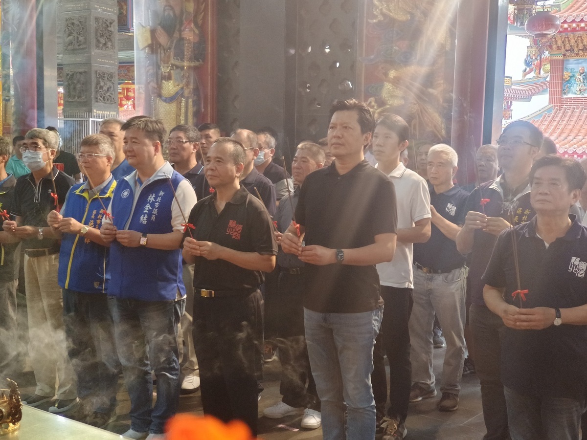此次登山健行活動祈福人數達1200人，除參拜祈福，亦能加強消防、義消團隊工作士氣及鍛鍊體魄，同時增加彼此間與眷屬情感交流，凝聚團隊的向心力，守護平安，讓新北市民安居樂業。 圖：新北市消防局提供