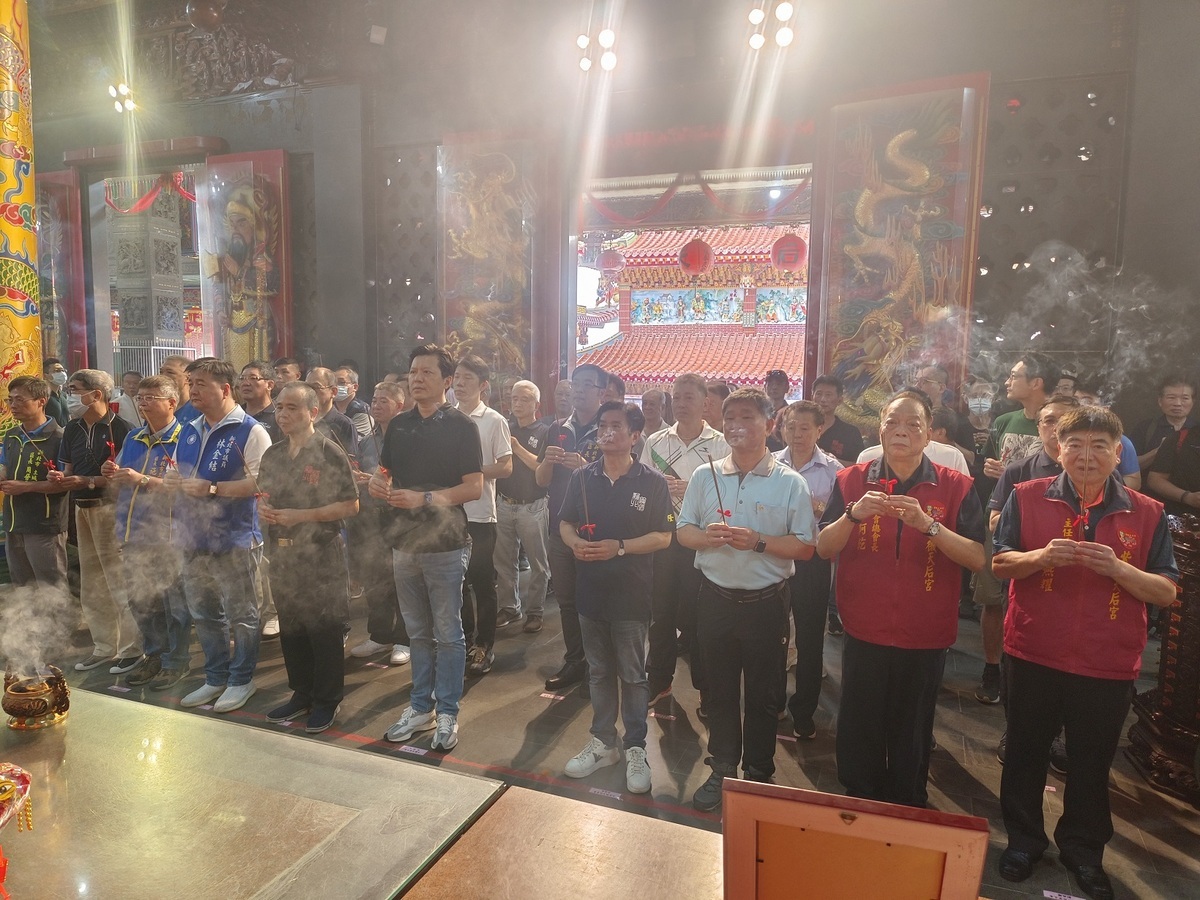 新北市副市長朱惕之代表新北市長侯友宜於主殿主持祈福祭祀，祈求四時無災、合境平安。 圖：新北市消防局提供