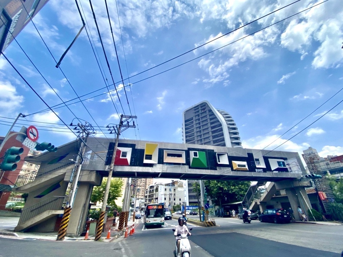 龍米陸橋因使用率低，依照「新北市人行陸橋存廢SOP」程序，由八里區公所、養工處、交通局、警察局、地方民意代表及里長進行會勘取得共識，並試辦封閉改變民眾通行習慣，在無具體反對意見後進行拆除。 圖：新北市工務局提供