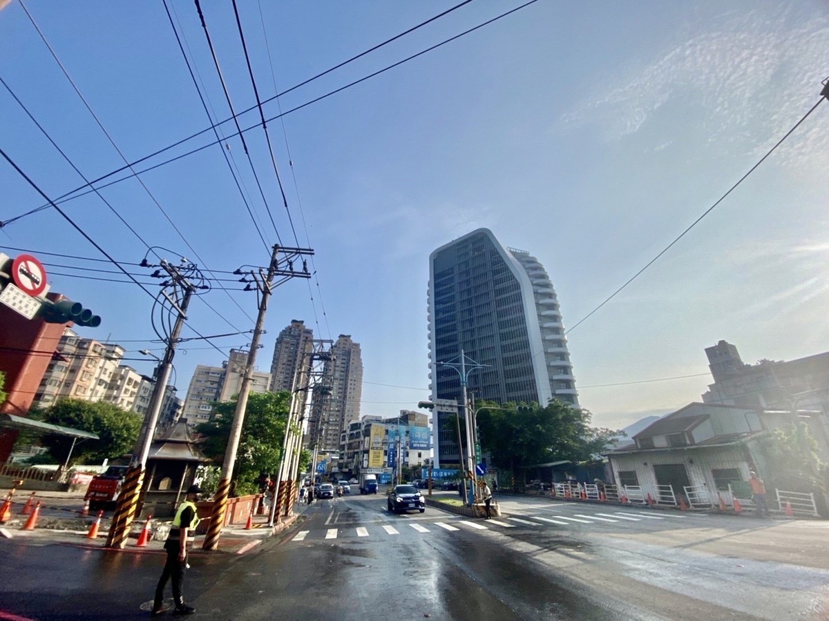 八里龍米陸橋於昨日清晨拆除完畢，頓時讓龍米路一段的天際線豁然開朗，呈現嶄新的市容面貌。 圖：新北市工務局提供