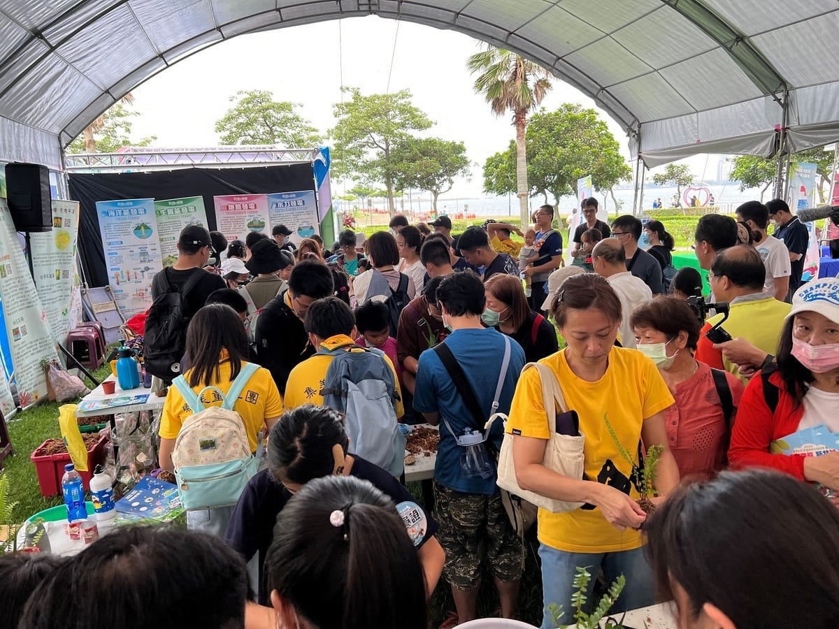 新北市舉辦「全國領航，新北號；航向世界，永續號」世界環境日園遊會，民眾踴躍參觀。 圖：新北市教育局提供