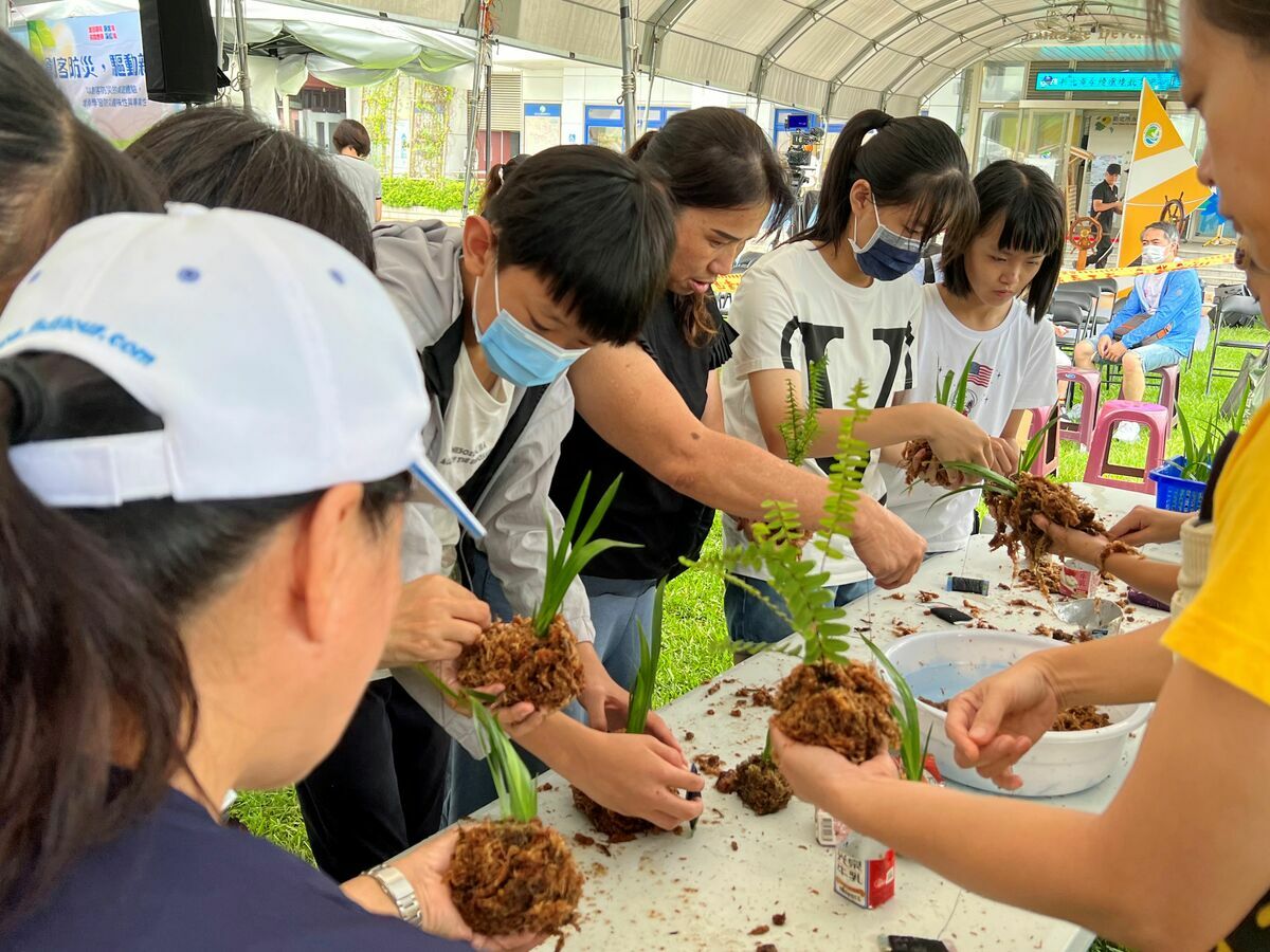 民眾參加平溪國小水苔球展攤，現場開心實作，成品還可帶回家。 圖：新北市教育局提供