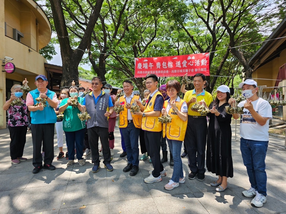 六堆日齊包粽送愛心活動。 圖：高雄市客家委員會提供