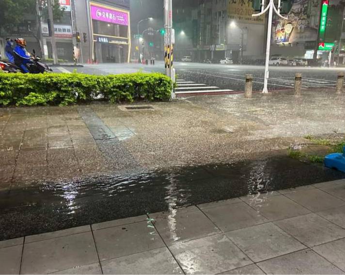 瞬間強降雨讓高雄市區一度積水。 圖：孫家銘翻攝