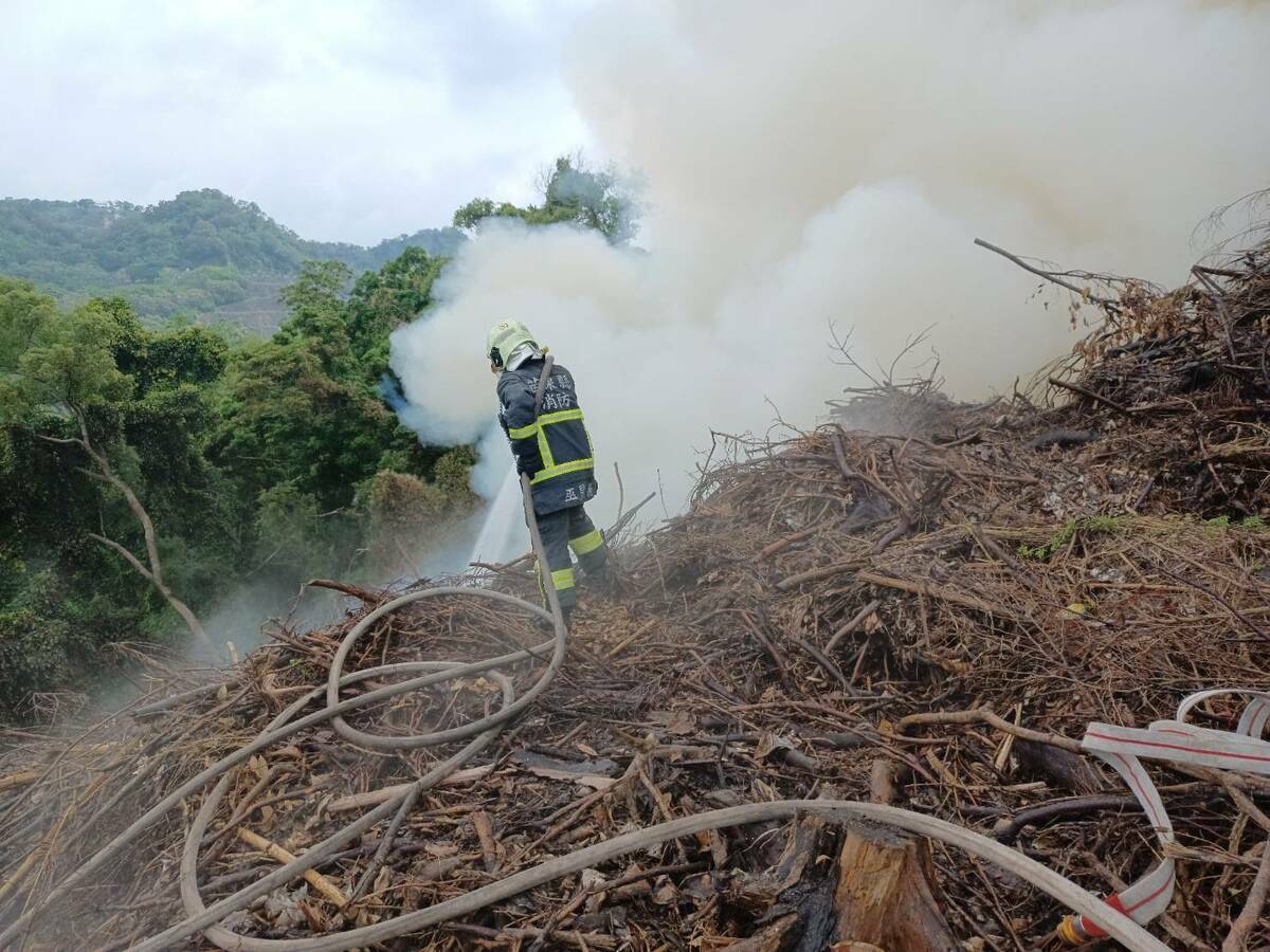 苗栗縣大湖鄉新開村十份33號附近4日中午發生山林火警，消防局人員前往灌救。 圖：內政部／提供（資料照）
