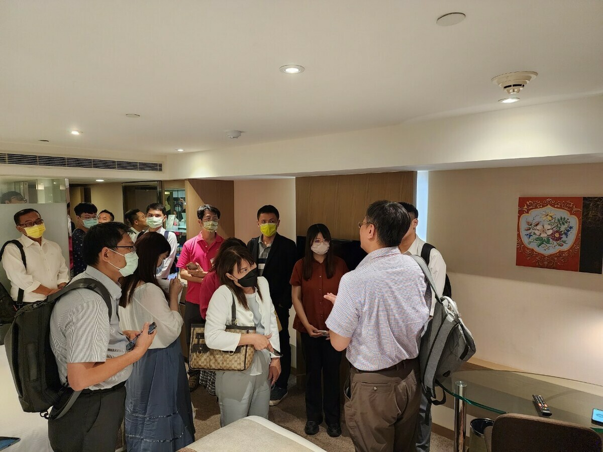 業者參觀旅館房間穆斯林設施。 圖：高雄市觀光局提供