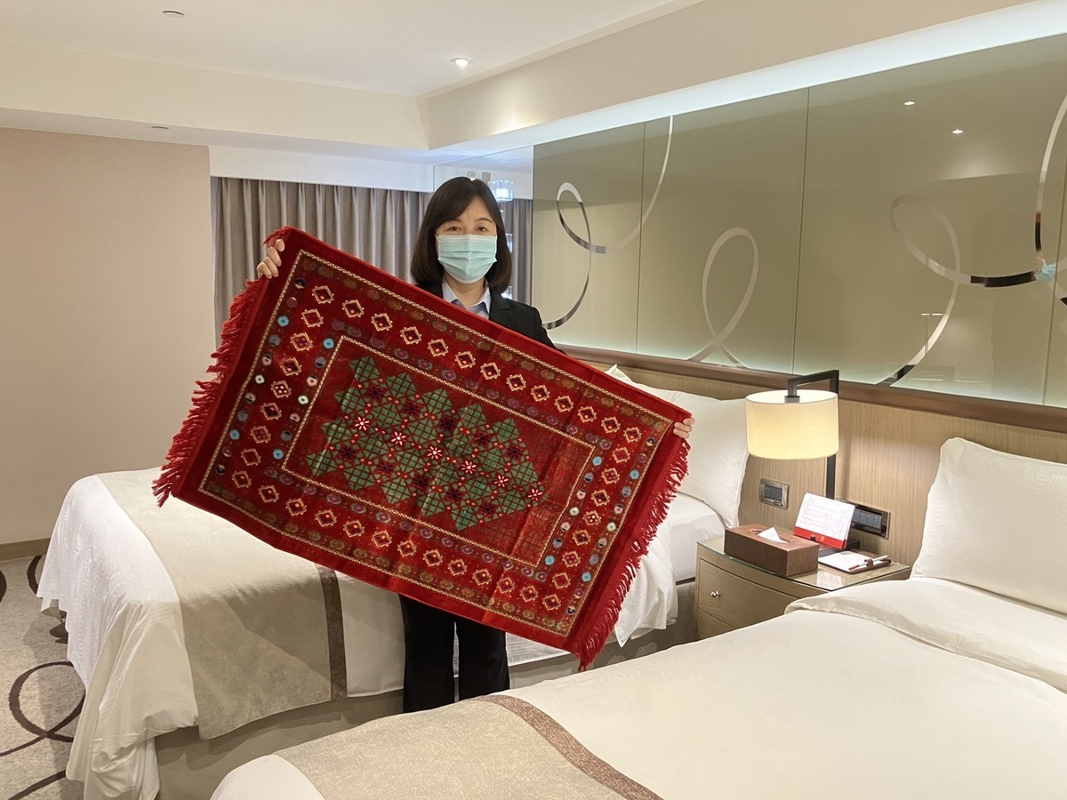 旅館房間提供禮拜毯供穆斯林旅客使用。 圖：高雄市觀光局提供