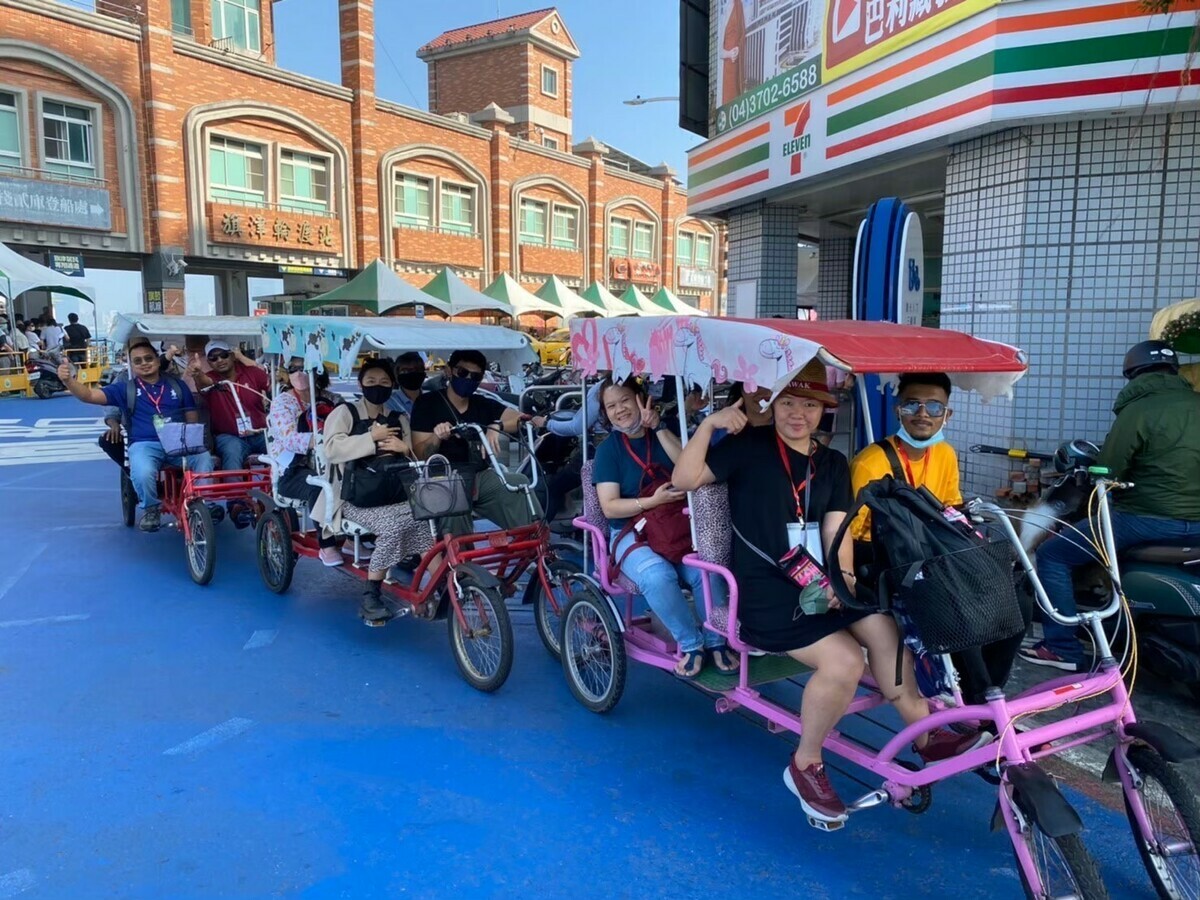 穆斯林踩線團體驗旗津三輪車。 圖：高雄市觀光局提供
