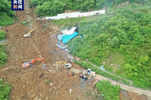 四川省樂山市金口河區永勝鄉鹿兒坪國有林場附近發生高位山體垮塌，此次山體垮塌造成 19 人遇難，礦區的其他工人已被疏散至安全地點。 圖 : 翻攝自央視新聞