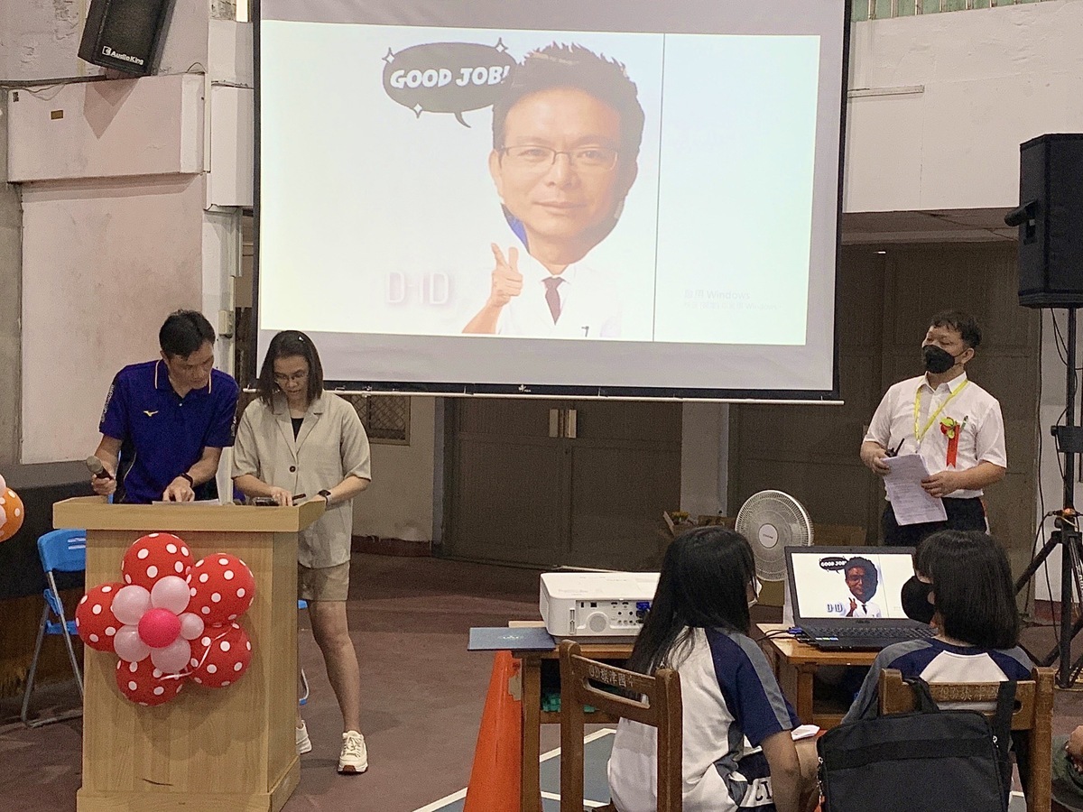 旗津國中畢業典禮，校長黃火炎的「虛擬替身」上場。 圖：高雄市旗津國中提供