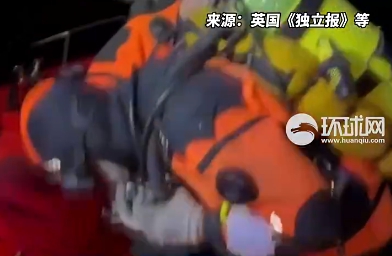 義大利潛水人員在特工船沉船現場搜救。 圖 : 翻攝自環球網