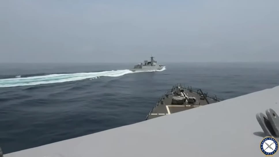 美國「勃克級」(Arleigh Burke class)飛彈驅逐艦「鍾雲號(DDG-93)」本月3日航駛台灣海峽時，遭中國解放軍052D彈驅逐艦「蘇州號(舷號132)」以不到140公尺距離強行切過船頭。 圖：YouTube / USNI News Video截圖