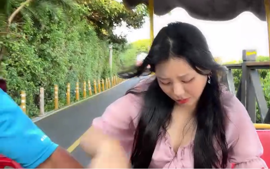 南韓一名女實況主日오세블리日前來台灣旅遊，突遭一名台灣男子伸出鹹豬手。 圖：翻攝自直播