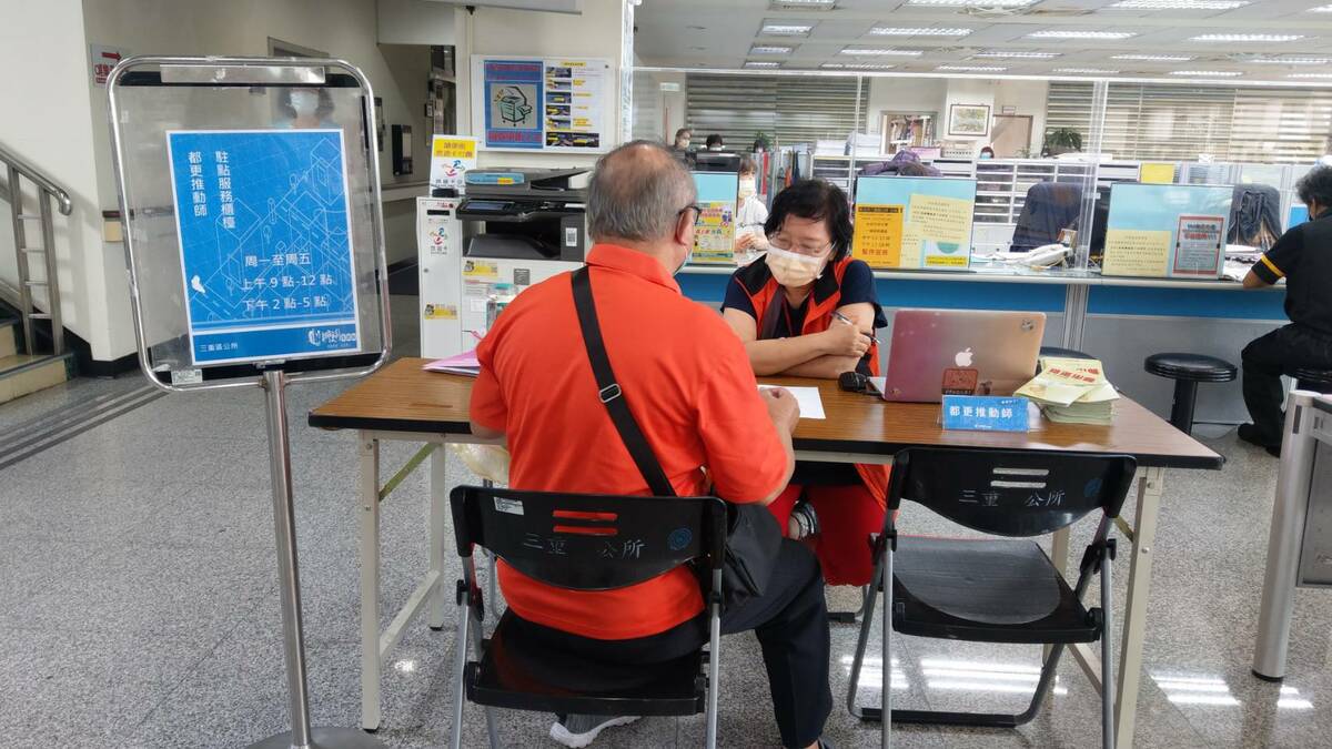 推動師向民眾說明都更資訊。 圖：新北市都更處提供